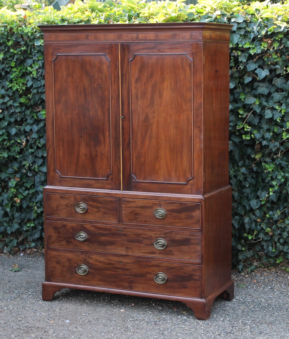 antiker-kabinettschrank